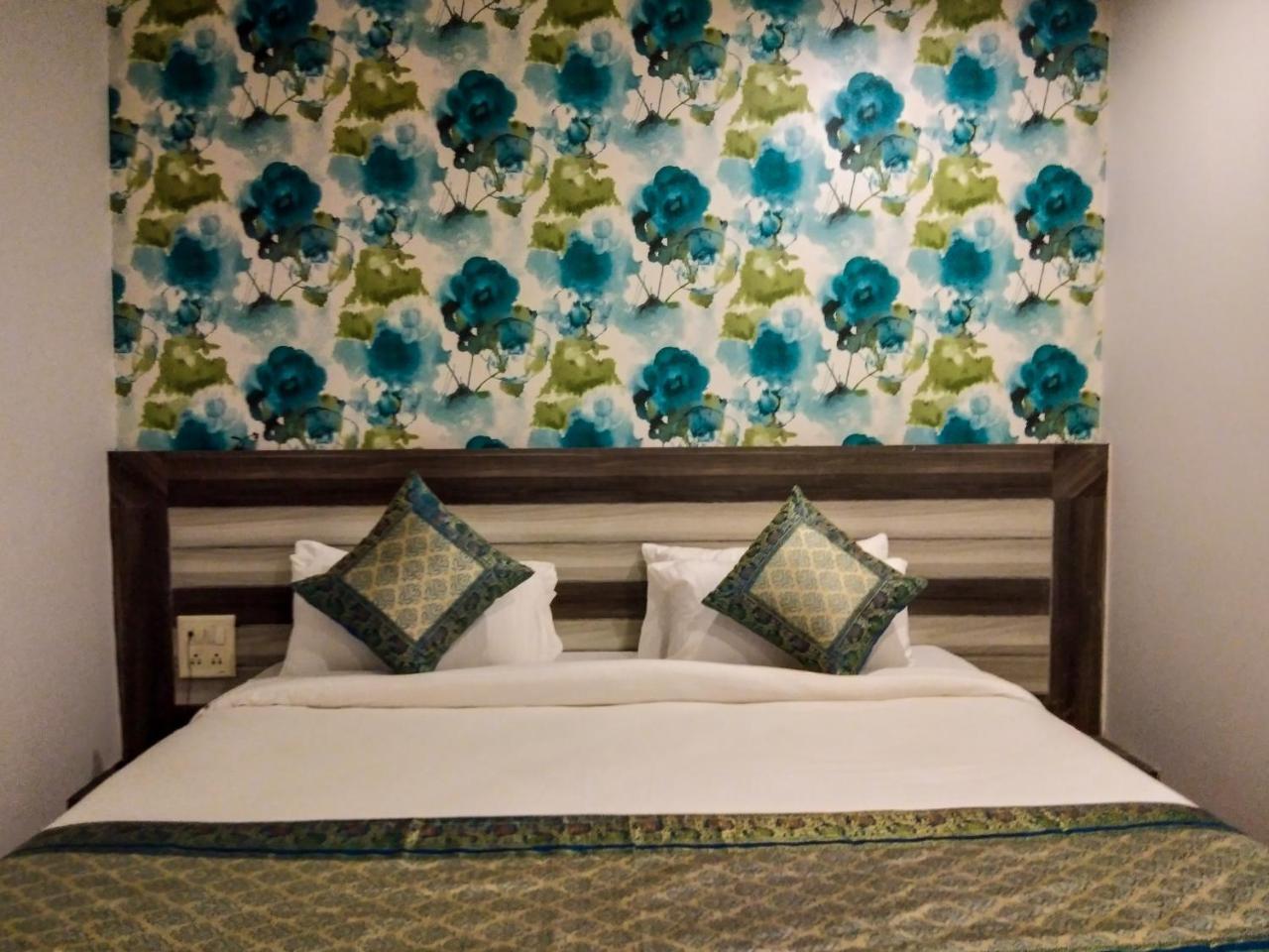 Hotel Elena 3*